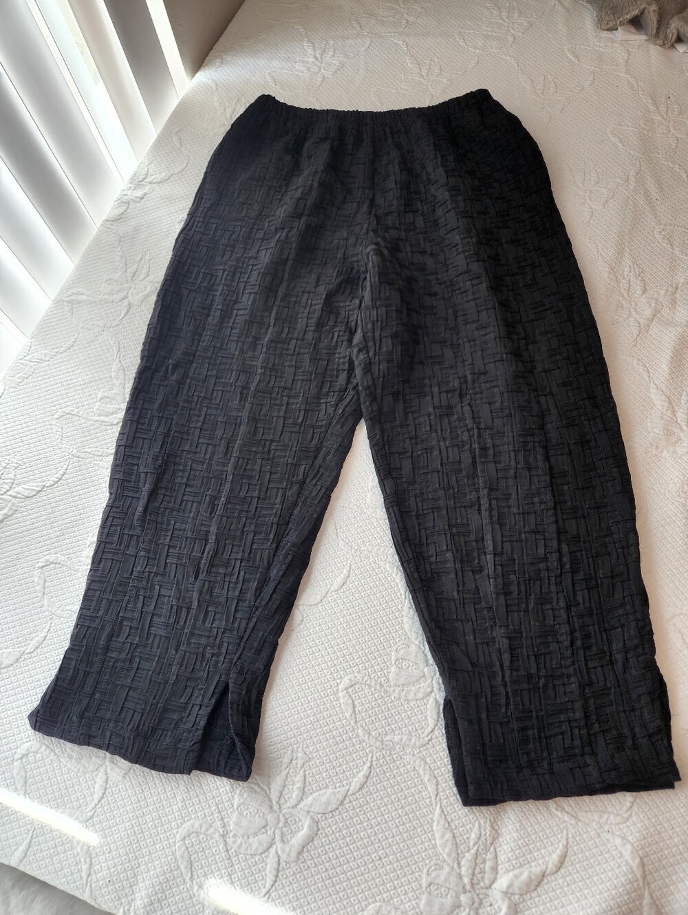 Cropped Textured Elastic-Waist Pants in Black